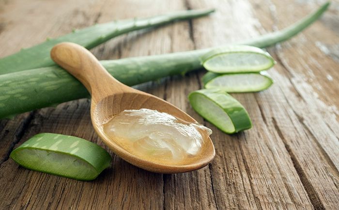 Hårtap, Aloe Vera er et helbredende naturlig middel, aloe vera gel, tre skje, biter av aloe plante