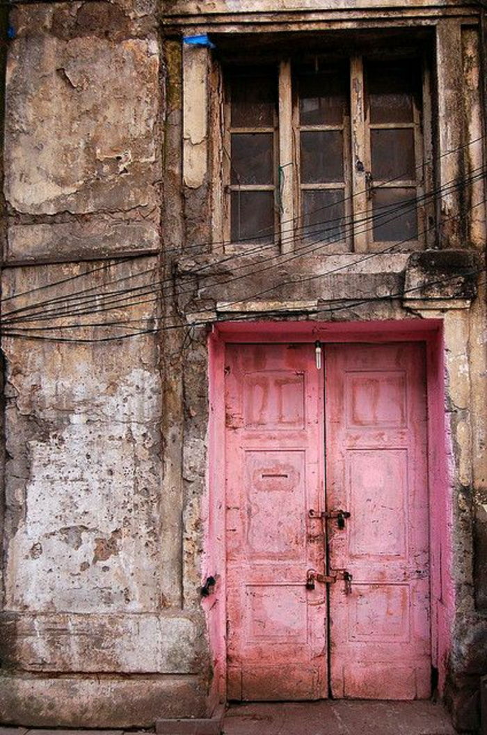 vechi clădire de epocă-roz-usi