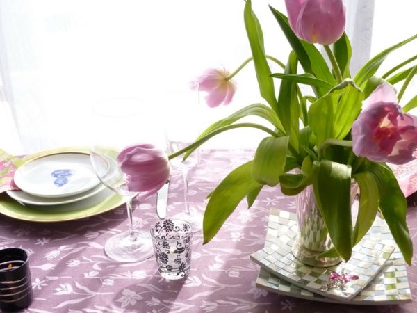 stalo dekoracija-rožinė-tulpė-žalia-bankomatai akiniai-stiklo bechälter