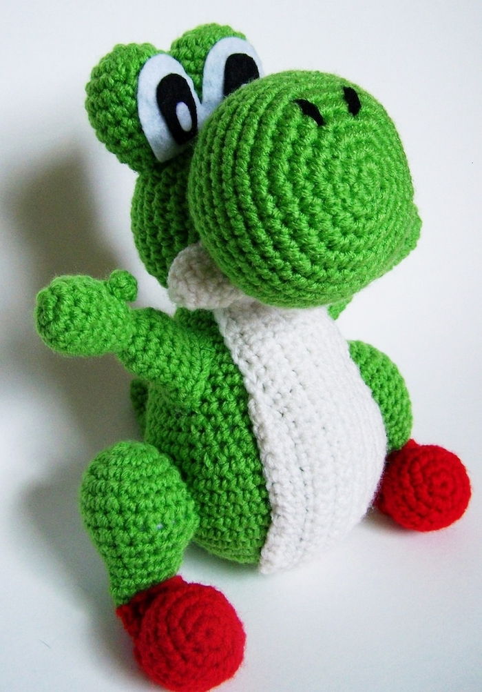 dragão verde parecendo um sapo de uma série para crianças - amigurumi de crochê