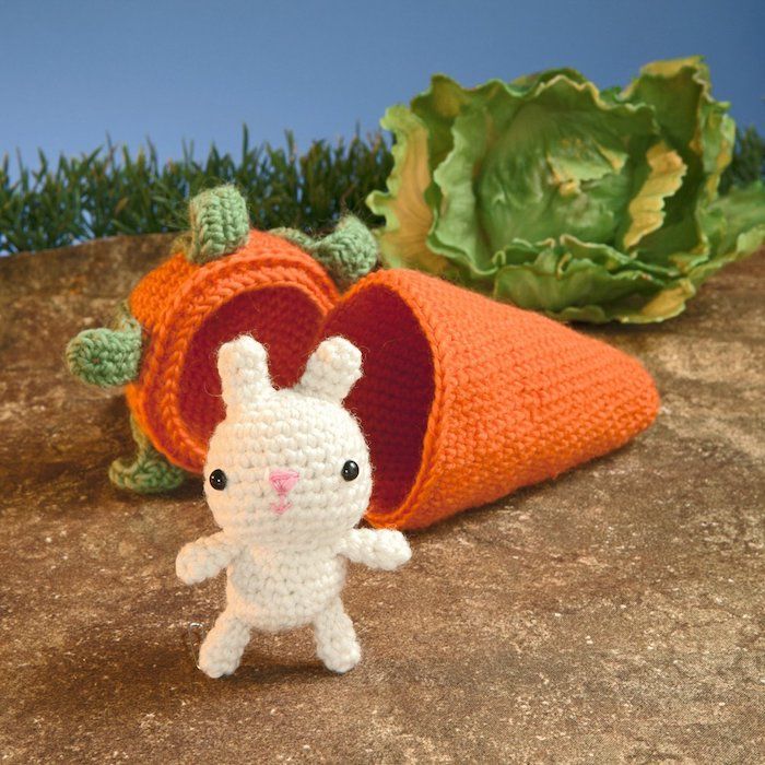 uma cenoura de crochê com um buraco onde o coelho pode viver - crochê amigurumi