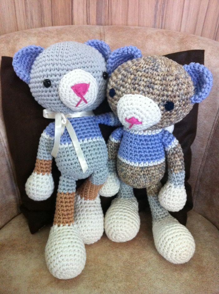 dois ursos em quatro cores - azul, roxo, marrom e branco - amigurumi de crochê