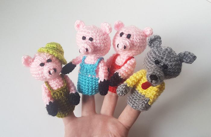 Os três porquinhos e o lobo no dedo para fazer teatro - amigurumi de crochê