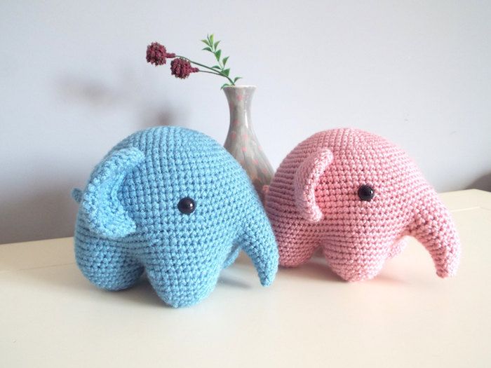Dois pequenos elefantes na cor rosa e azul crochet boa sorte ao lado do outro