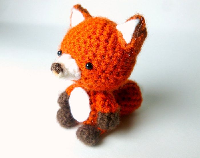 uma pequena raposa bonito com uma pata marrom - fazendo amuletos de boa sorte