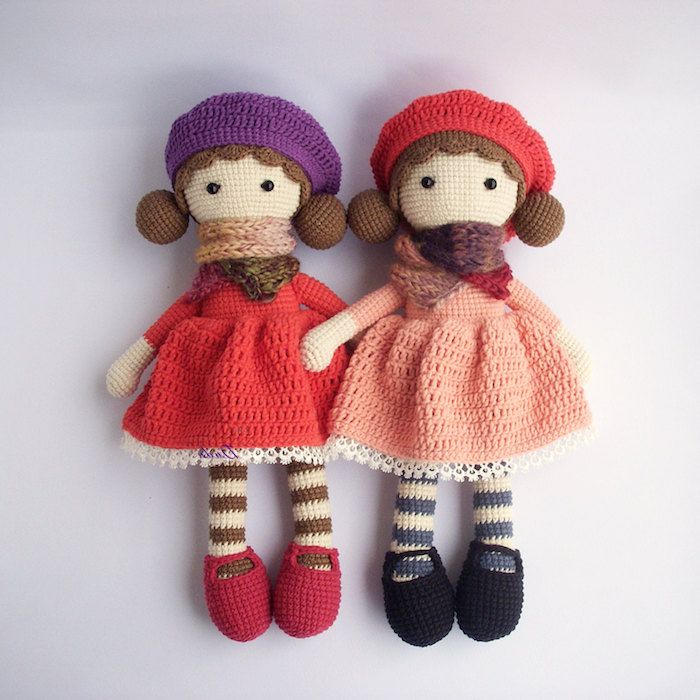 Dois bonecos com duas roupas diferentes e sapatos correspondentes - encantos de boa sorte de crochê