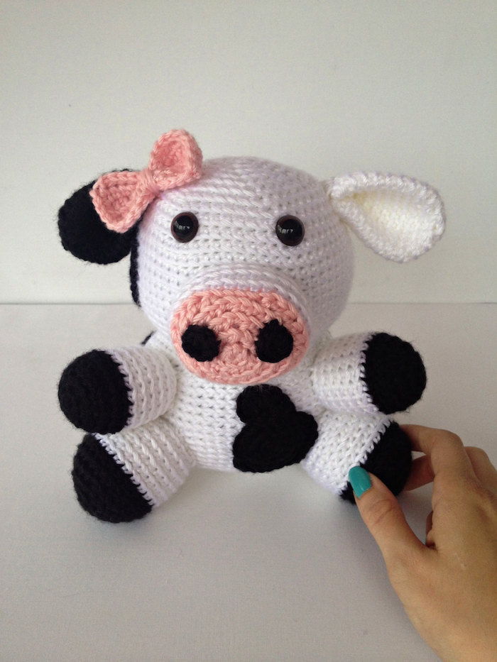 uma vaca pequena bonito na cor branca com fita rosa na cabeça Amigurumi para iniciantes