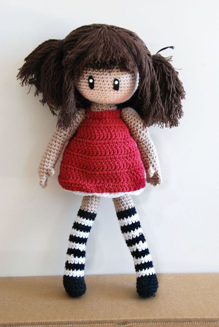 um vestido vermelho de boneca com vestido marrom e meias listradas - instruções Amigurumi