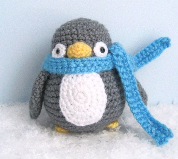 Pinguim crochê um cinza pássaros com lenço azul e barriga branca muito fofo