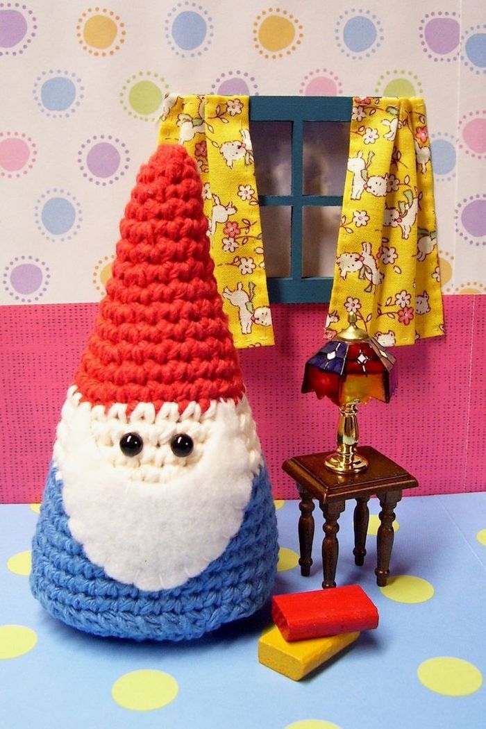 Anão com chapéu vermelho e roupas azuis, longa barba branca - padrão de crochê Amigurumi