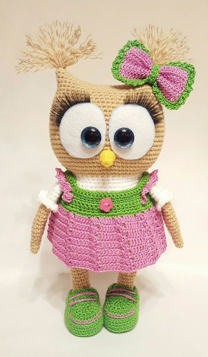 uma coruja bonito com roupas em rosa e verde e fita correspondente - padrão de crochê Amigurumi