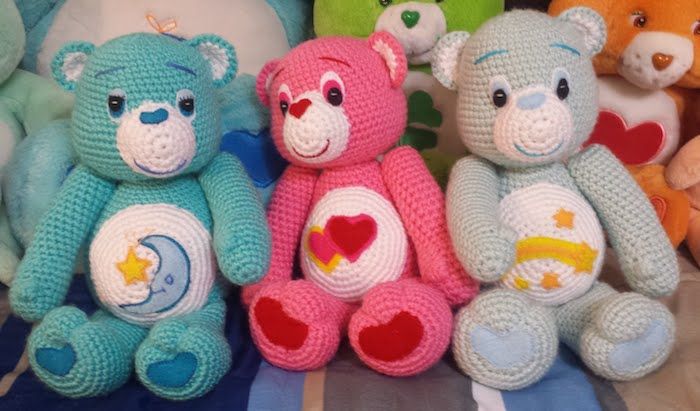 três ursos de cuidados em cores diferentes com a lua, corações e estrelas cadentes - padrão de crochet amigurumi