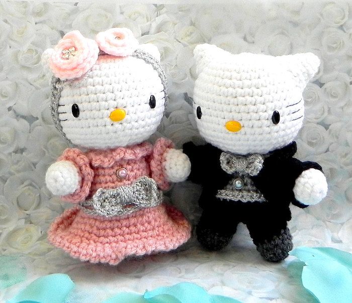 Olá Kitty como um casal de noivos em roupa rosa e preta - padrão de crochê Amigurumi