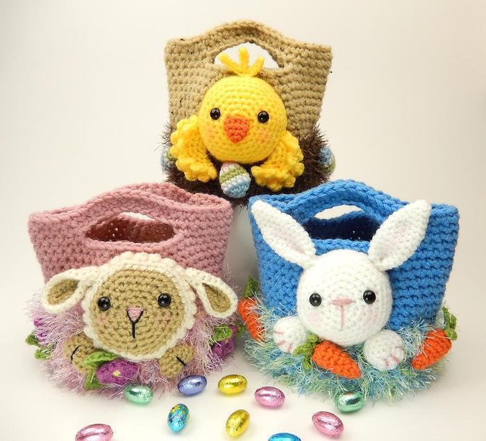 três sacos em cores diferentes e figuras diferentes como decoração - Amigurumi para iniciantes