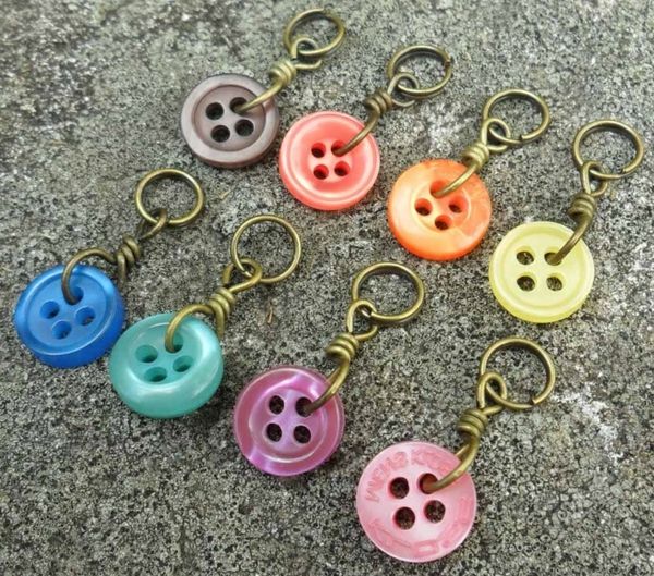 Pendant-for-key-out-button-in-different-colors-pakabos-to-personalizuoti-