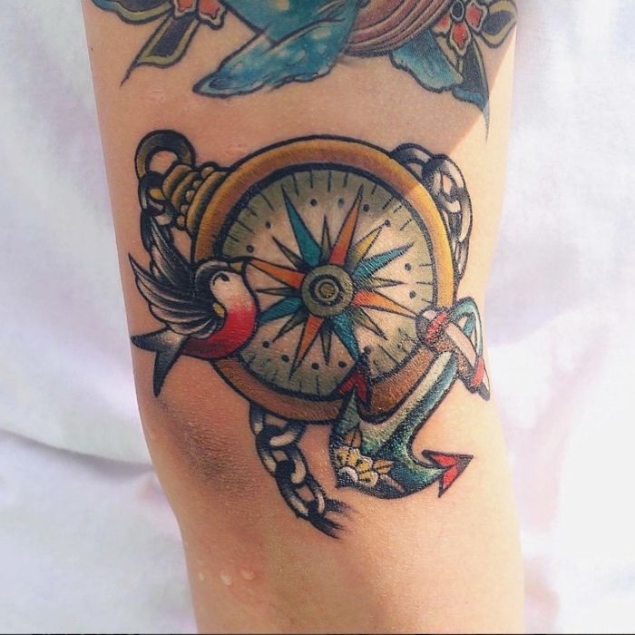 Här visar vi dig en av våra fantastiska idéer för en väldigt trevlig tatuering med kompass och fågel och ankare - en tatuering på sidan