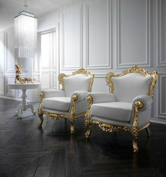 mobiliário antigo e branco poltrona e ouro quadros barrocos e brancas paredes-lustre de cristal
