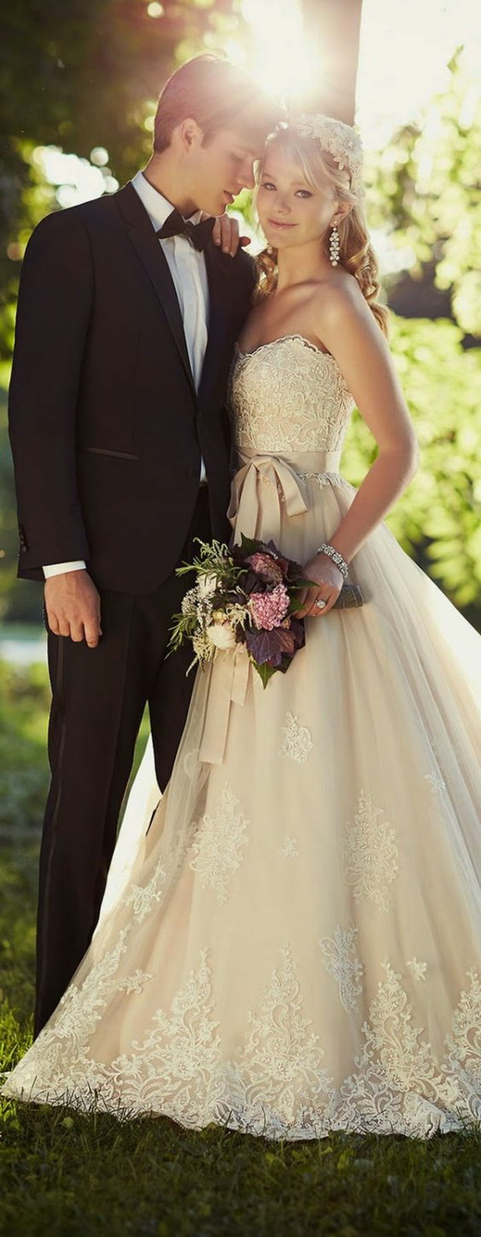 oblek-s-fly-for-svadby-wear-in love-couple-nevesta a ženích-svadobné oslavy-bozk