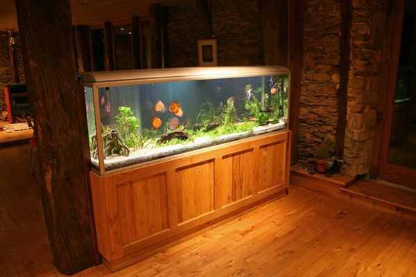 akvárium-kabinet-z-drevo-jednoduché-osvetlenie-luxusný byt