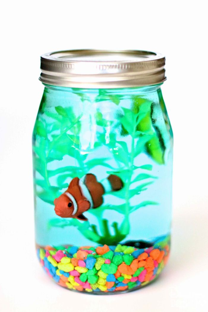 Urobte si akvárium sami, nápady pre deti i dospelých, ryby a morskú tyč vyrobené z plastu, farebné dekoratívne kamene