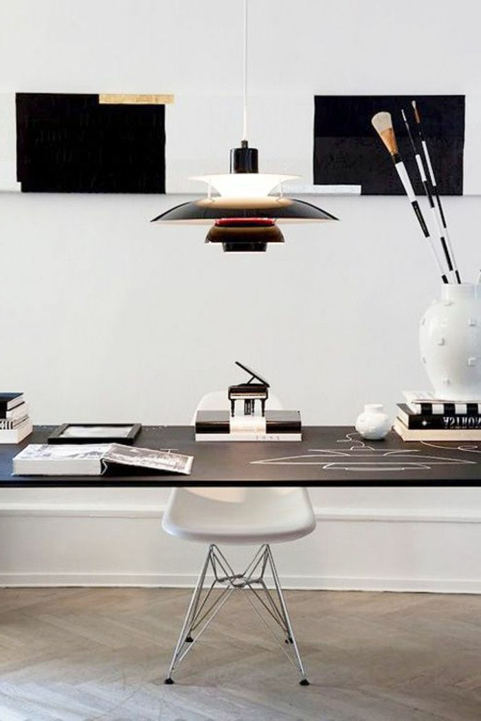 arbeitszimmer-set-lempa-puikus-stalas-balta-kėdė-knygos ir balta vaza