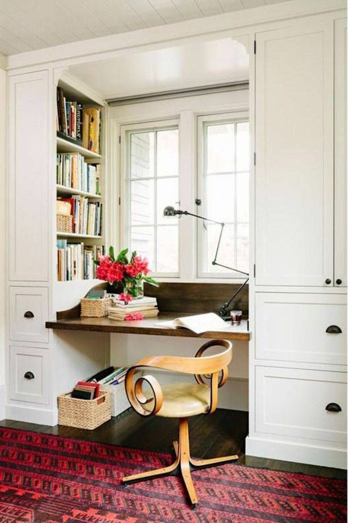 arbeitszimmer-idėjos-balta-spinta-daug knygų-gėlės-kėdė-kilimas langas lempa