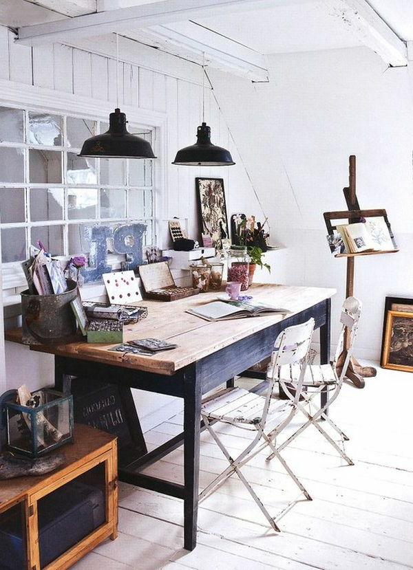 Skandinavski stil študija z leseno mizo in dva lestenca v črni barvi