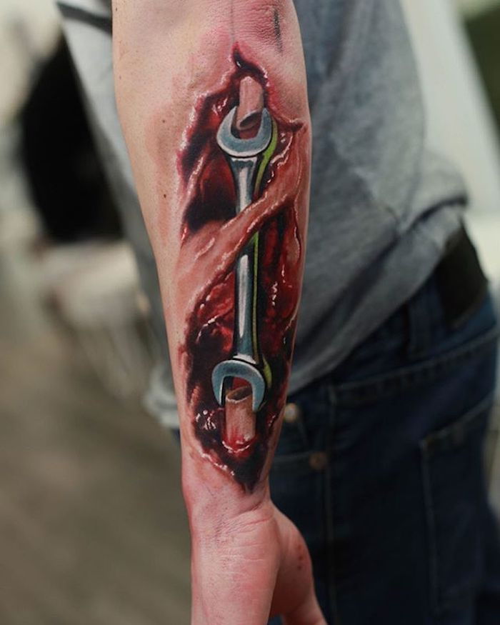 homem de tatuagem de braço, tatuagem com ossos e chave
