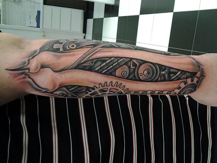 homem de tatuagem de braço, tatuagem com ossos e peças de máquina