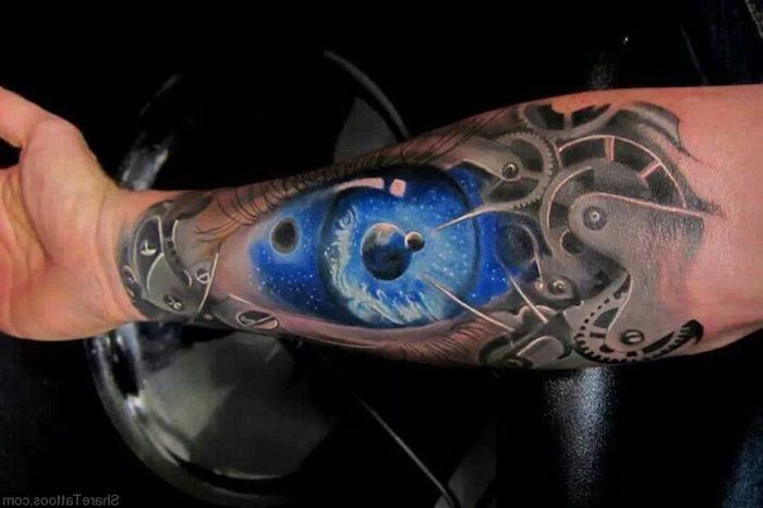 homem de tatuagem de braço, tatuagem 3d com peças de planeta e máquina