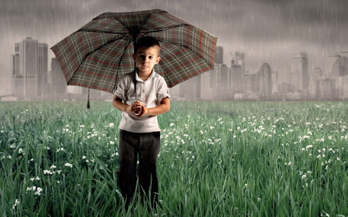 arte-foto-boy-in-grass-com-quadriculada com crianças guarda-chuva guarda-chuva
