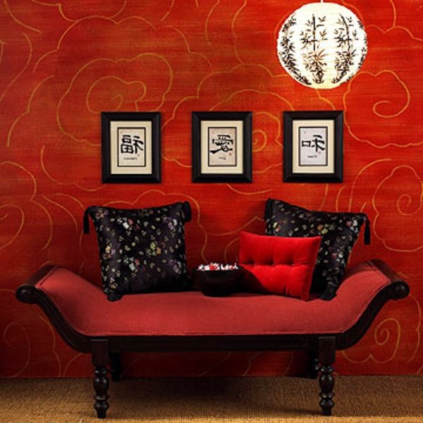 Asiatiska rummet design-röd vägg-and-cool-soffa