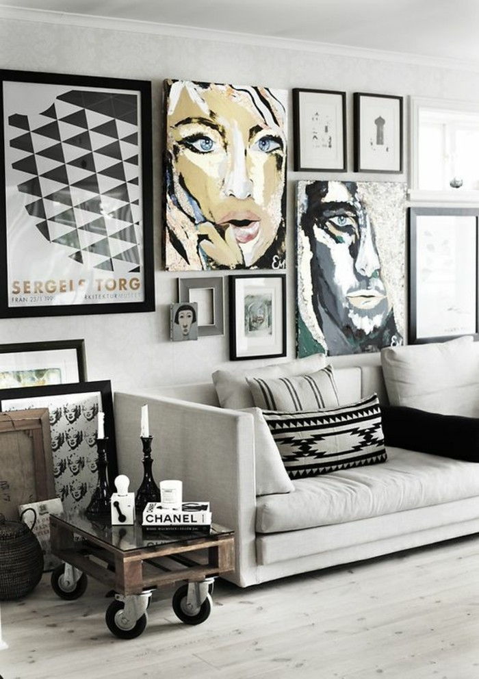 privlačna-dnevna soba-stene-oblikovana veliko slik-over-the-sivo-kavč