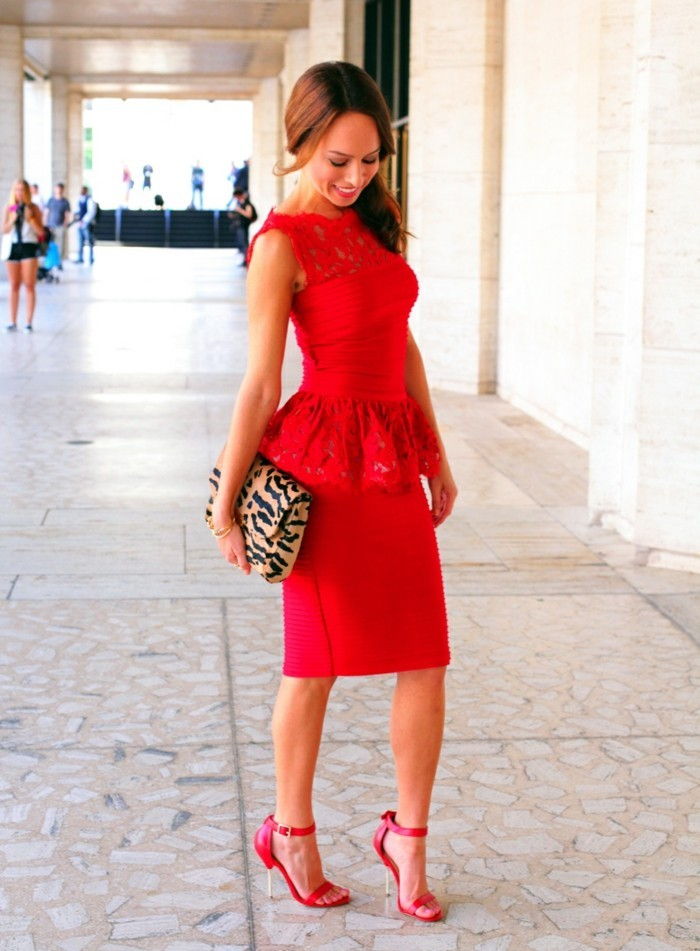 Atraktívny-look-for-červených šatách-elegantné-look-at-leo-bag-červeno-topánky-all red-pra-farebný