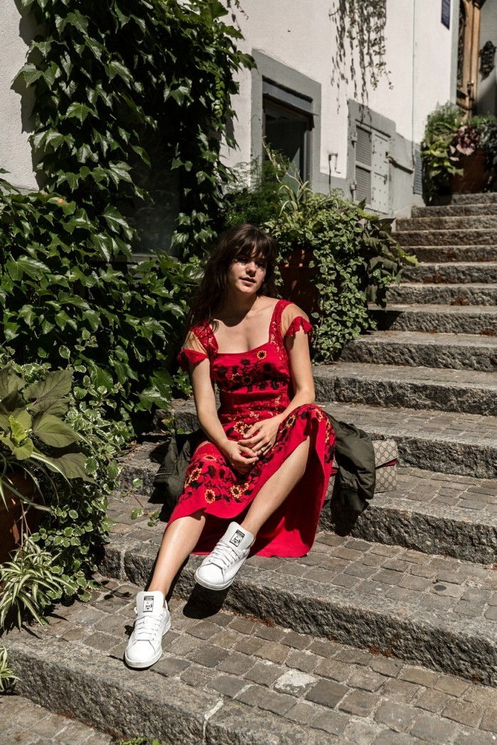 rastlinné atraktívny look-für-červené šaty-tenisky-in-bielo-loose-Dress Summer schodisko-house-hnedé