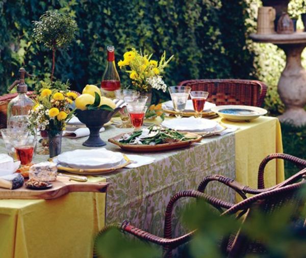 pútavý letný stolový dekor s citrónmi a kvetmi
