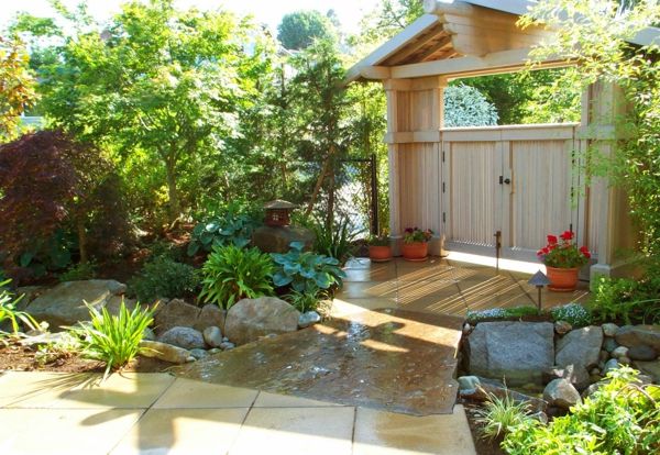 Grădină cu uși mari din lemn și plante verzi