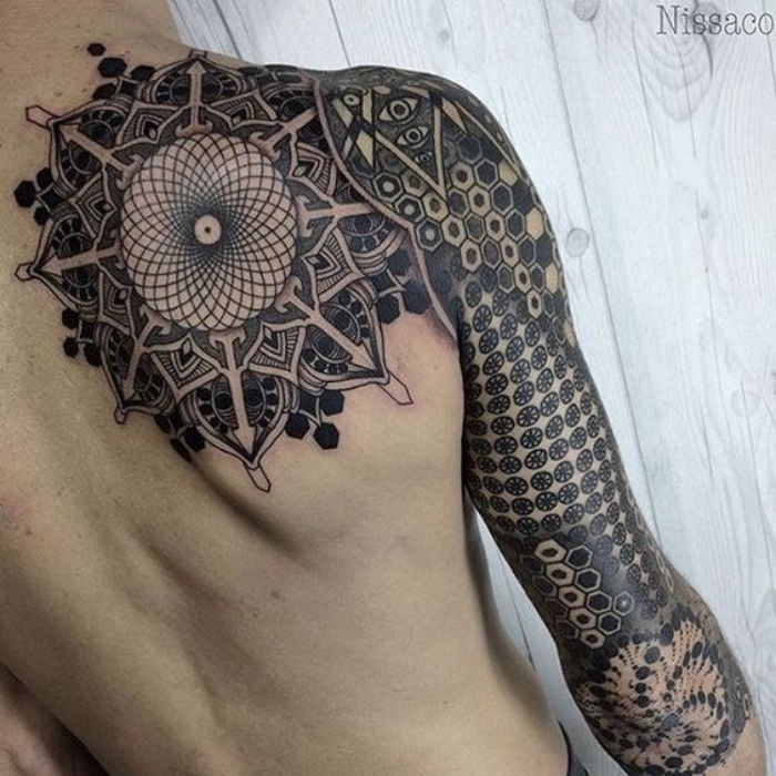 Ta en titt på denne ideen for en svart stor kompass tattoo med mandala motiver på scapula og på hånden