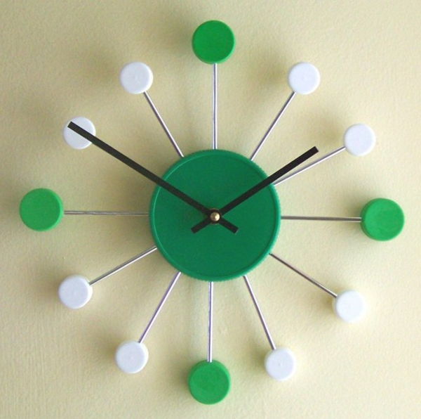 fancy-wall-clock-green-and-white - kleine ballen