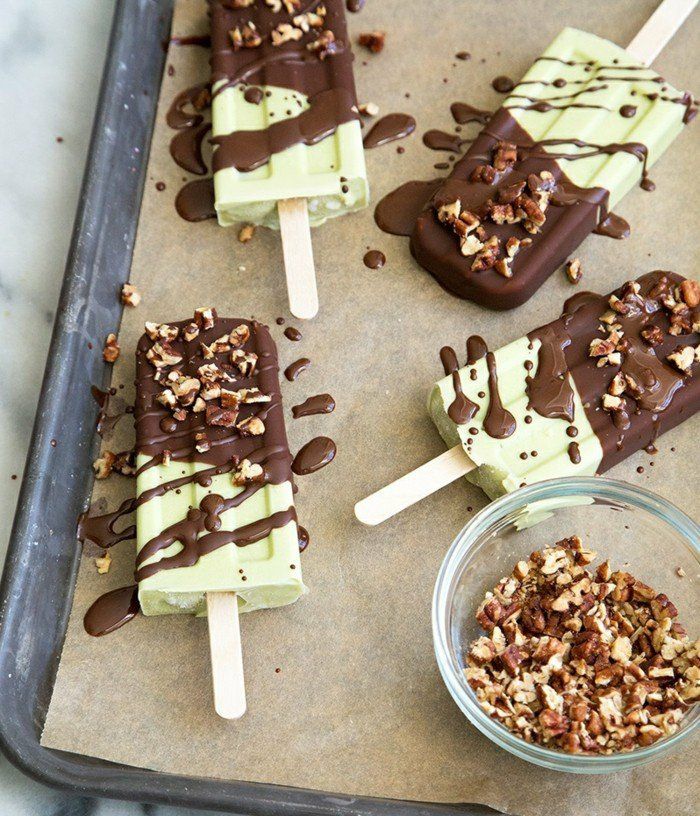 naredite avokado na kruhu ali kot led, da naredite sladoled s čokolado in oreščki