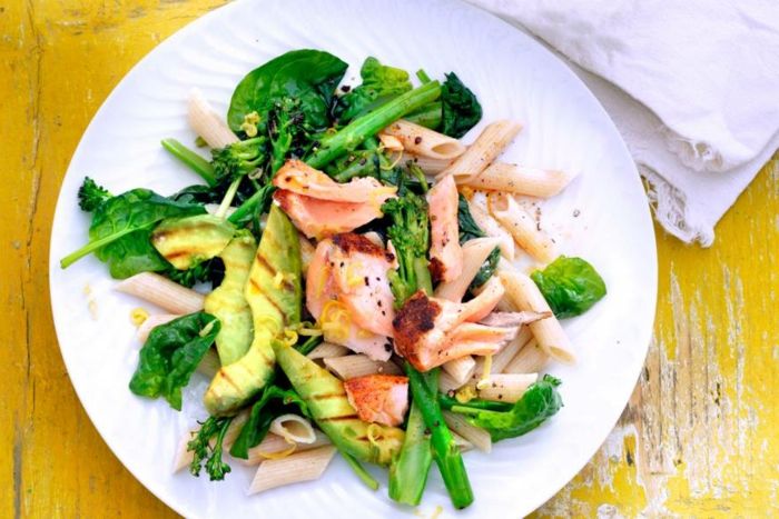 avokado ve et brokoli kuşkonmaz makarna ile avokado tarifleri yemek ızgara sporcular için lezzetli ve sağlıklı gıda