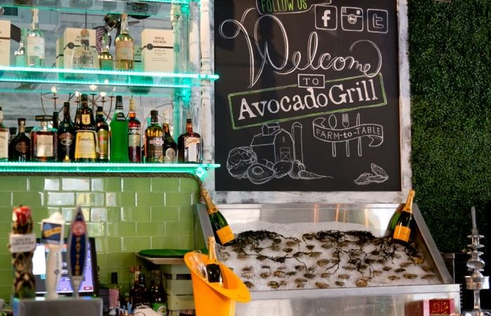 Her zaman sağlıklı yağlar avokado yemek çok enerji verir avokado restoran meyve her şeyi sunar