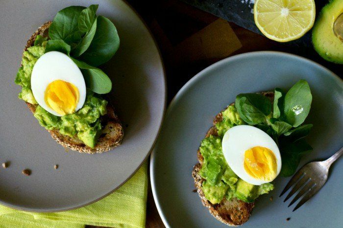 avokado za ideje zajtrka ogljikove hidrate maščobe in beljakovine v vsakem obroku ingest kuhana jajca avokado kruha