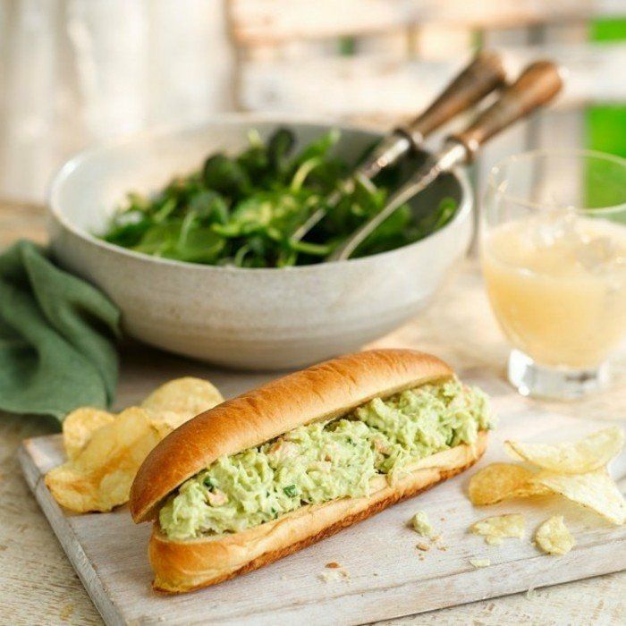 sendvič idej skleda z zelenimi listi sendvič avokado mešanica guacamole limonin sok
