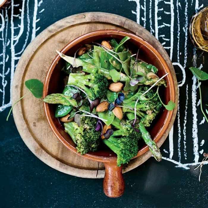avokado recept za uživanje v solati z brokolijem rukolo oreščki zelena solata v skledo šparglji cvetovi fižol