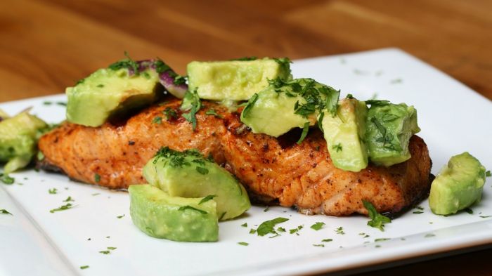 avokado ideja, da sam pripravite losos, kuhajte in uživajte v ribah z zdravimi maščobami, bogatimi z avokado kalorijami