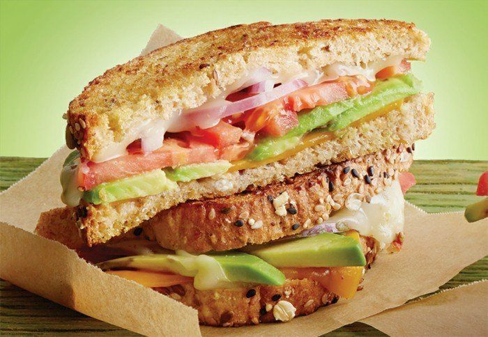 avokado sandviç malzemelerin zengin tadını domates soğan soğan peynir soğan öğle yemeği molası için fikirler