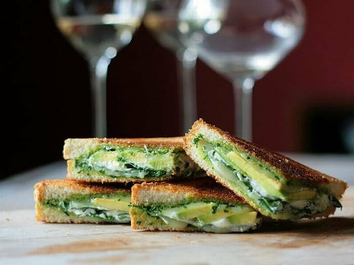avokado tarifleri bir parti için mini sandviç zevk için beyaz şarap lezzetli ile kombine edilebilir