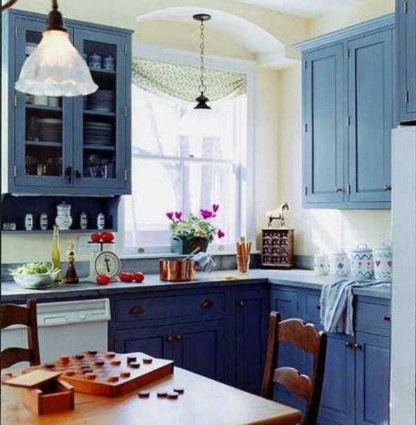 bucătărie rustică frumoasă în culoarea albastră