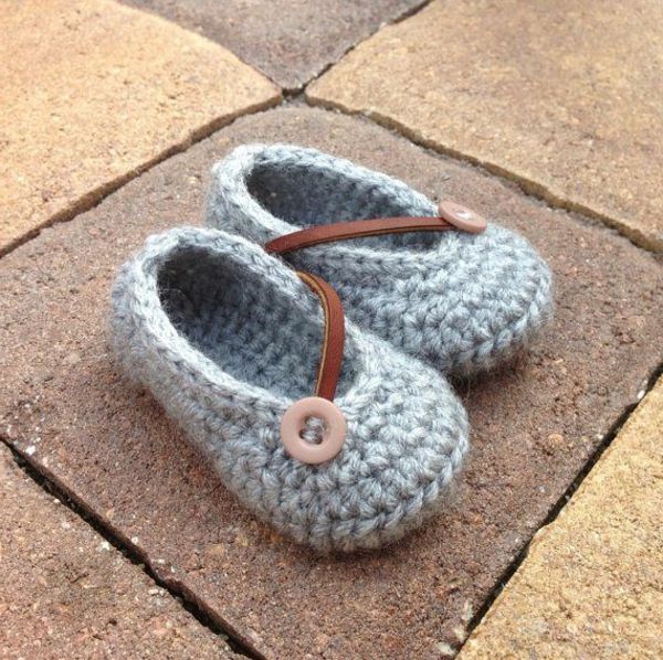 babyschuhe-i-grå crochet